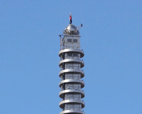 American rock climber Alex Honnold reaches top of Taipei 101 skyscraper without ropes