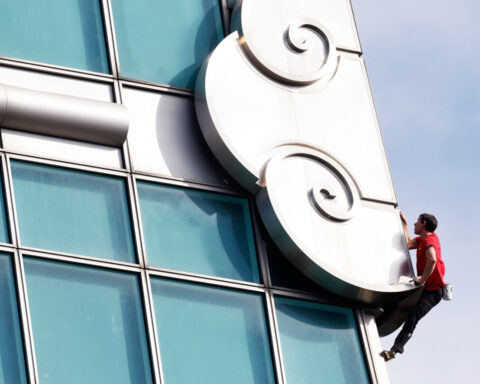 Free solo climber Alex Honnold conquers one of the world’s tallest buildings