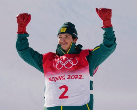 Scotty James win a fifth straight Winter X title, matches Shaun White with his eighth gold there