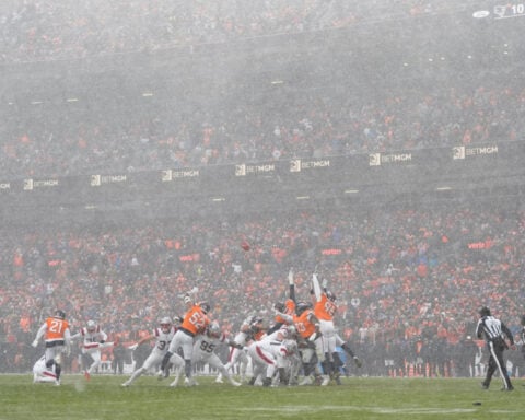 Snow and wind pick up in 2nd half of AFC championship game in Denver