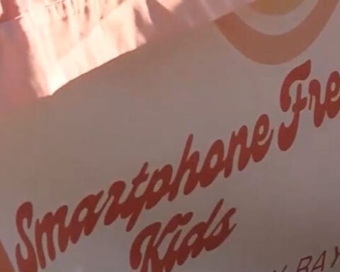 Moms lead effort to delay smartphones for kids