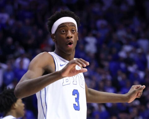 Top-ranked Arizona withstands late rally by No. 13 BYU to remain unbeaten with 86-83 win