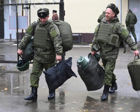 Russia offers cash bonuses, frees prisoners and lures foreigners to replenish its troops in Ukraine