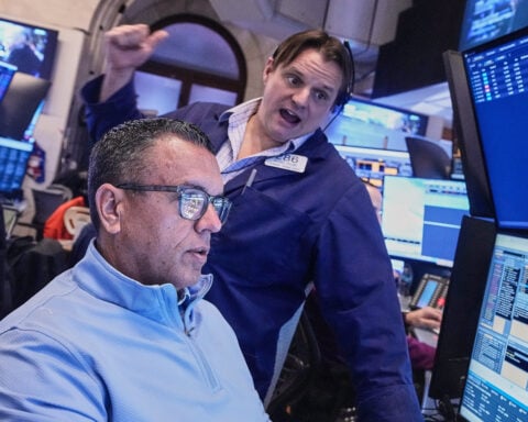 Wall Street sets a record while the US dollar's value slides again