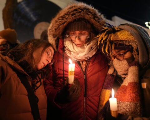 Trump signals interest in easing tensions, but Minneapolis sees little change on the streets