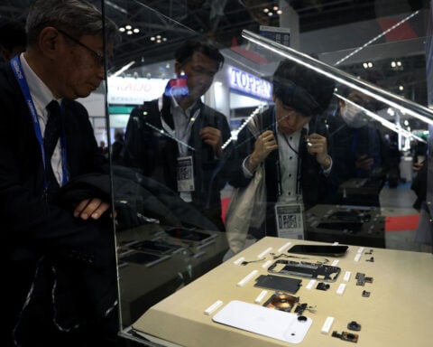 People aren’t buying into Apple’s big bet on a slimmer iPhone, survey suggests