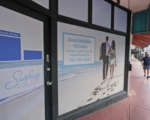 Americans' confidence in the U.S. economy falls sharply in January to lowest level since 2014