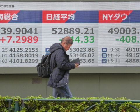 US stocks fall while a break in gold fever sends metals prices plunging