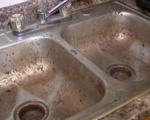 Milwaukee tenant sees sewage backup in kitchen sink