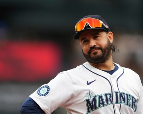 Eugenio Suárez and the Reds agree to a $15 million, 1-year contract, AP sources say