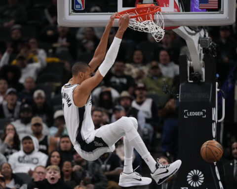 Spurs win in return home to San Antonio delayed by snow, mechanical issues