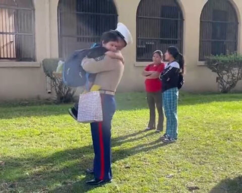 Kindergartener surprised as Marine dad returns from 7-month deployment