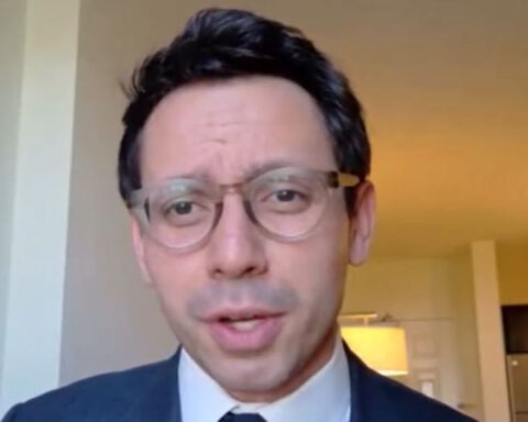 Florida gubernatorial candidate uses Tinder to connect with young female voters