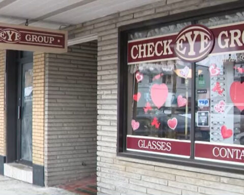 Man accused of wielding knives while naked inside eye doctor's office