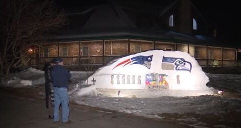 "House divided" celebrates Patriots, Seahawks with large snow sculpture