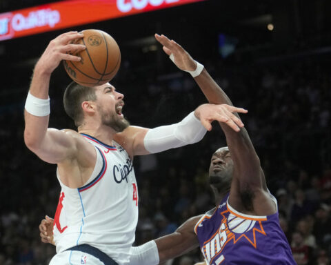 Antetokounmpo remains with Bucks as an extremely hectic NBA trade deadline passes