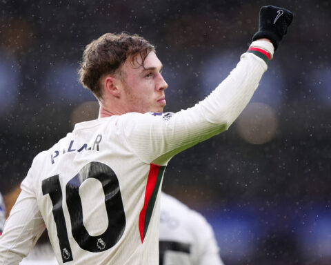 Man United wins again to make it four in a row for Carrick, Arsenal extends lead to 9 points