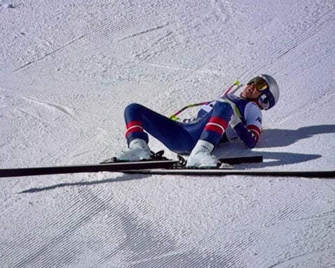 Lindsey Vonn crashes in the final, bringing Olympic downhill fairy tale to an end