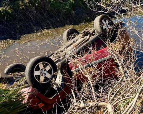 Good Samaritans help save victims in 2 separate wrecks where drivers crashed into waterways