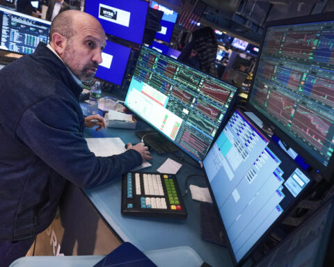 US stocks drift to a mixed finish as yields fall after a discouraging report on US shoppers