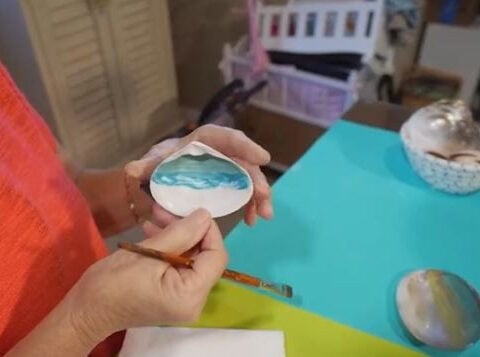 Shelling artist thanks her fellow artists for recovery after Hurricane Ian