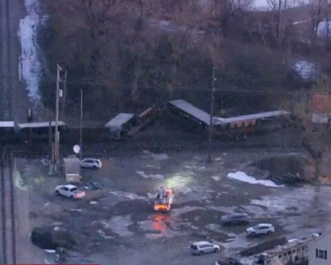 Freight train derailment in Chicago Ridge impacting Metra service