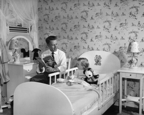 Reading to young kids improves their social skills − and a new study shows it doesn’t matter whether parents stop to ask questions