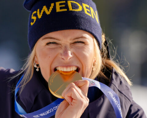 American Jessie Diggins fights injury to take bronze in race dominated by Sweden at Winter Olympics