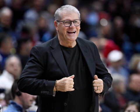 Geno Auriemma ties Tara VanDerveer for most AP Top 25 appearances as UConn stays No. 1