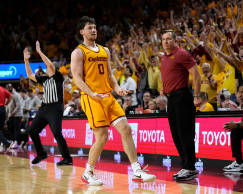 Nate Heise hits go-ahead 3-pointer in No. 6 Iowa State's 70-67 win over No. 2 Houston