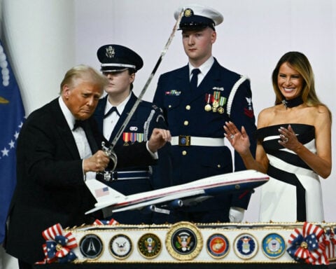 Air Force One will sport Trump’s preferred paint job, after Air Force again reverses course