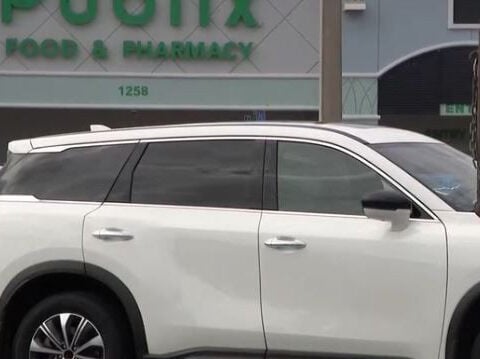 Man smashes random SUV with hammer in parking lot