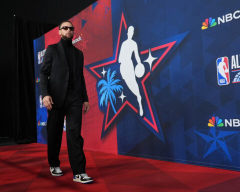 Warriors' Stephen Curry to be re-evaluated in 10 days after 2nd MRI on knee