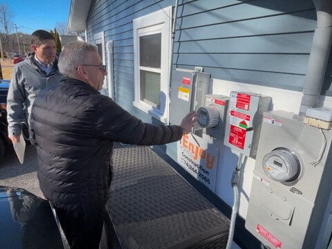 After bankruptcy, solar panel customers say they’re left in the dark