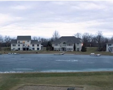 Wisconsin resident rescues two ice fishermen from freezing pond