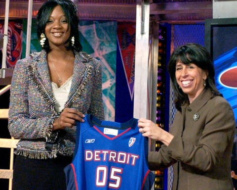 2-time WNBA champion Kara Braxton dies at 43 after being in a car crash