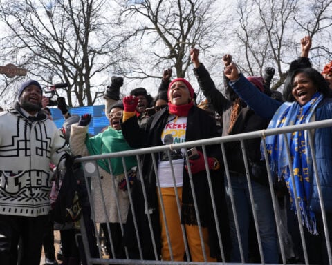 Crowds of Chicago mourners pay respects to Jesse Jackson at start of cross-country memorial services