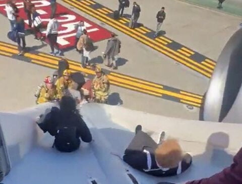 United Airlines passengers evacuate on the tarmac after emergency landing in Los Angeles