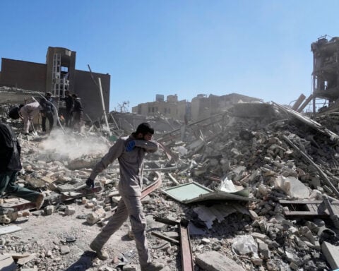 Trump advisers work to mitigate a political nightmare on Iran as president fuels messaging chaos