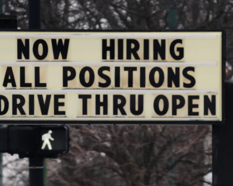 US jobless claims filings unchanged from previous week at 213,000 as layoffs remain low