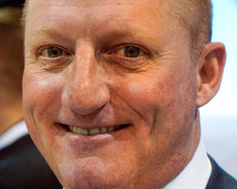 Berkshire Hathaway resumes buybacks and CEO supports Kraft's decision to pause its split