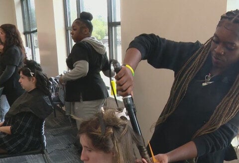Teens with special needs get prom‑ready thanks to student volunteers