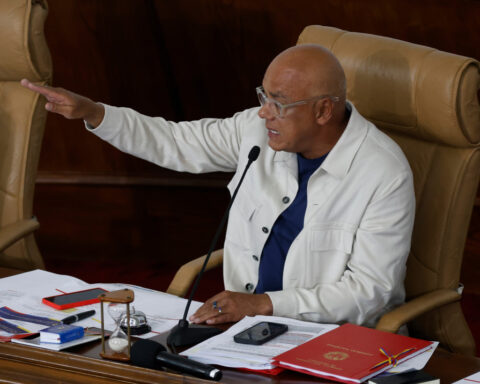 Venezuelan lawmakers open debate on a mining bill to lure foreign capital