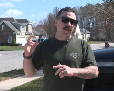 Off-duty firefighter uses gear, garden hose to knock down house fire