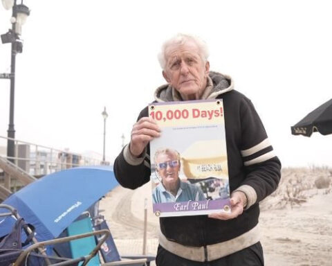 90-year-old man tallies 10,000 beach days