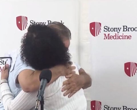 Mom who gave birth after kidney failure reunites with hospital staff ahead of transplant