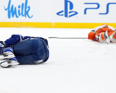 Maple Leafs star Auston Matthews leaves after knee-on-knee hit from Ducks' Radko Gudas