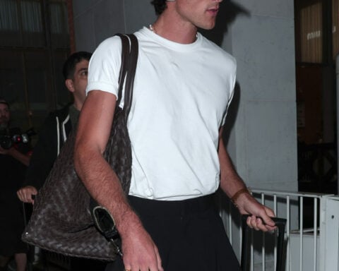 Look of the Week: Harry Styles proves that ‘It-bags’ are for the boys, too