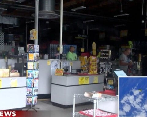 Power outages disrupt storm preparations for Hawaii residents