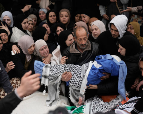 Israeli soldiers fire on family car in occupied West Bank, killing 4